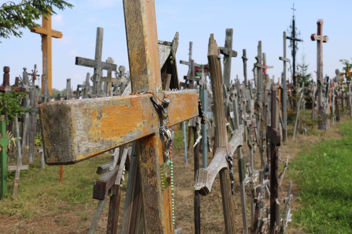 Este lugar cuenta con más de 100.000 cruces de multitud de formas y tamaños y es uno de los puntos más escalofriantes de Europa. 