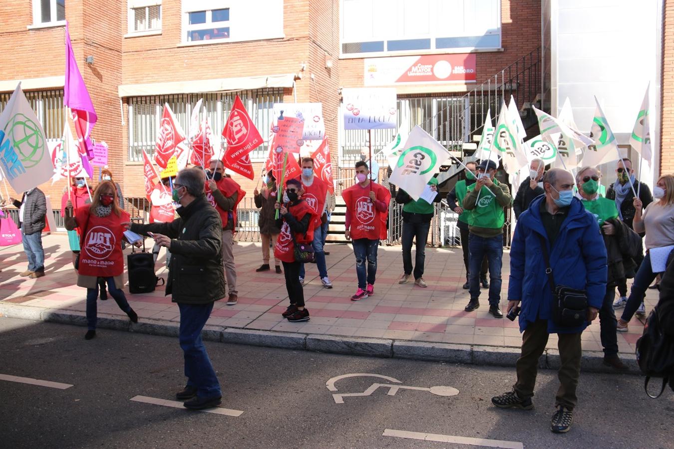 Concentración de docentes frente a la Delegación Provincial de Educación en León.