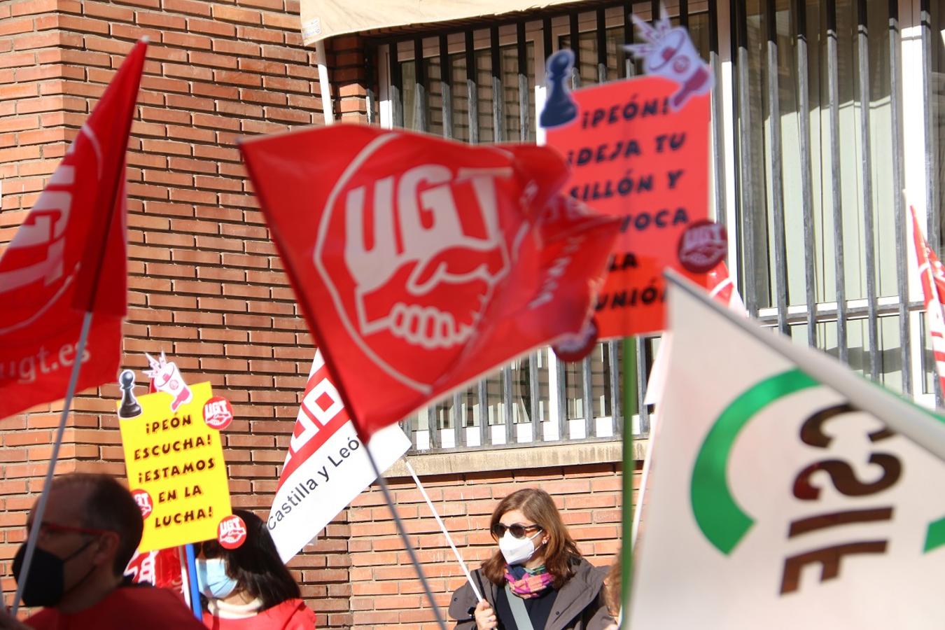 Concentración de docentes frente a la Delegación Provincial de Educación en León.