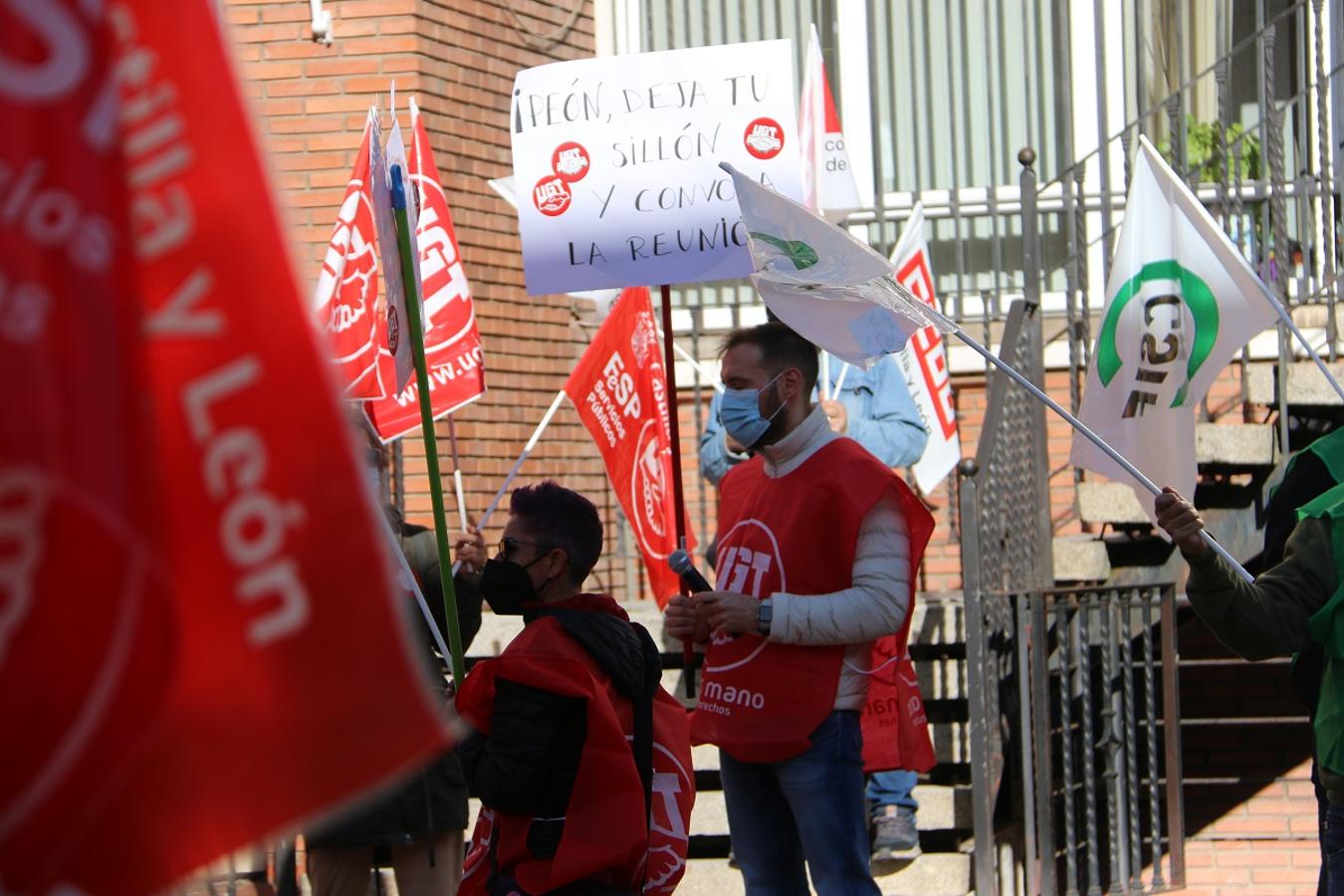 Concentración de docentes frente a la Delegación Provincial de Educación en León.