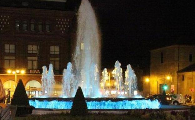 Fuente de Santo Domingo iluminada de azul. 