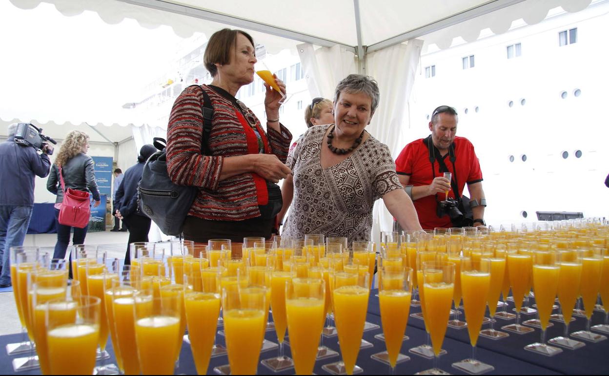 Turistas degustan zumo de naranja en Castellón