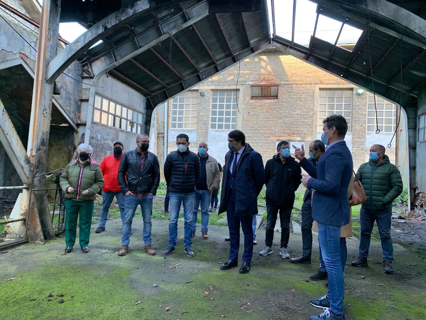 El consejero de Fomento y Medio Ambiente, Juan Carlos Suárez Quiñones, junto al alcalde de Villablino (León), Mario Rivas (D), durante la visita al pozo María en Caboalles de Abajo. 