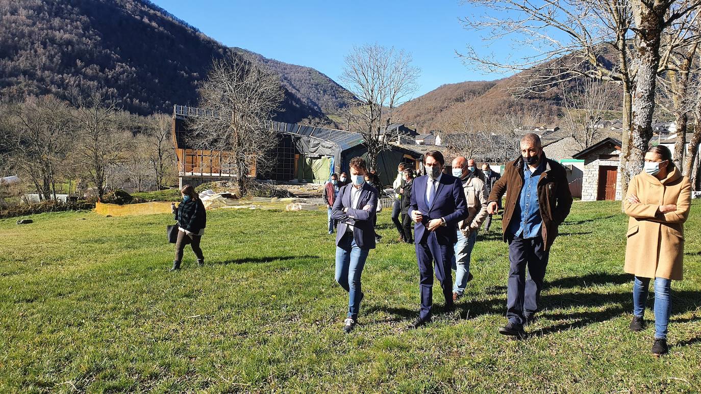 El consejero de Fomento y Medio Ambiente, Juan Carlos Suárez Quiñones, junto al alcalde de Villablino (León), Mario Rivas (D), durante la visita al pozo María en Caboalles de Abajo. 