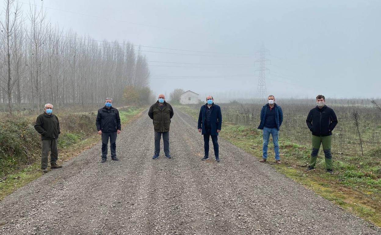 El alcalde de Carracedelo, Raúl Valcarce, el portavoz del PP en el Ayuntamiento de Ponferrada, Marco Morala y el presidente de la Junta Vecinal de Dehesas, José Luis Valcarce, en la recepción de los trabajos.