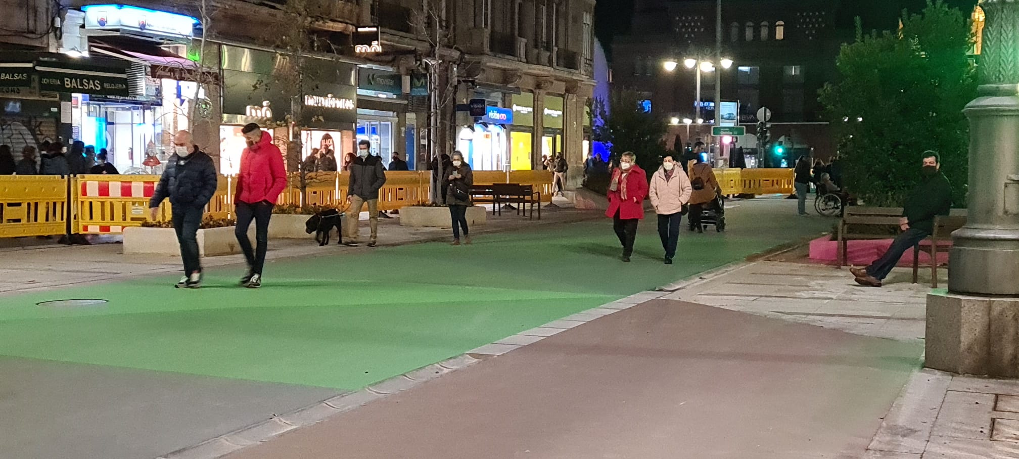 Los leoneses se lanzan por sorpresa a la conquista de Ordoño II y estrenan el nuevo vial peatonal. Decenas de personas 'conquistan' el centro de la calzada pese a que el diseño urbano y peatonal del mismo aún no se encuentra finalizado. 