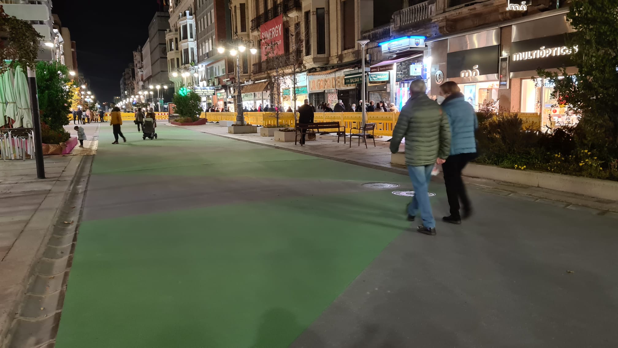 Los leoneses se lanzan por sorpresa a la conquista de Ordoño II y estrenan el nuevo vial peatonal. Decenas de personas 'conquistan' el centro de la calzada pese a que el diseño urbano y peatonal del mismo aún no se encuentra finalizado. 