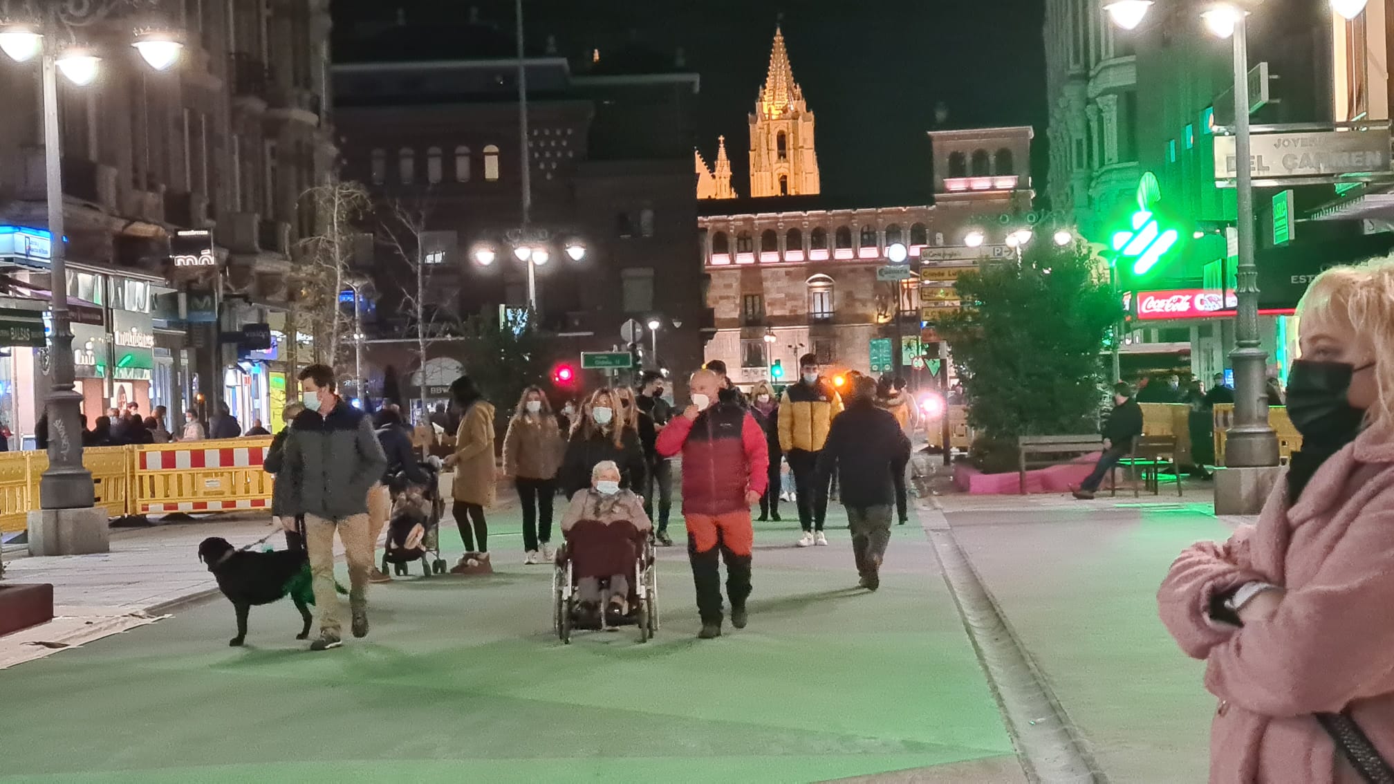 Los leoneses se lanzan por sorpresa a la conquista de Ordoño II y estrenan el nuevo vial peatonal. Decenas de personas 'conquistan' el centro de la calzada pese a que el diseño urbano y peatonal del mismo aún no se encuentra finalizado. 