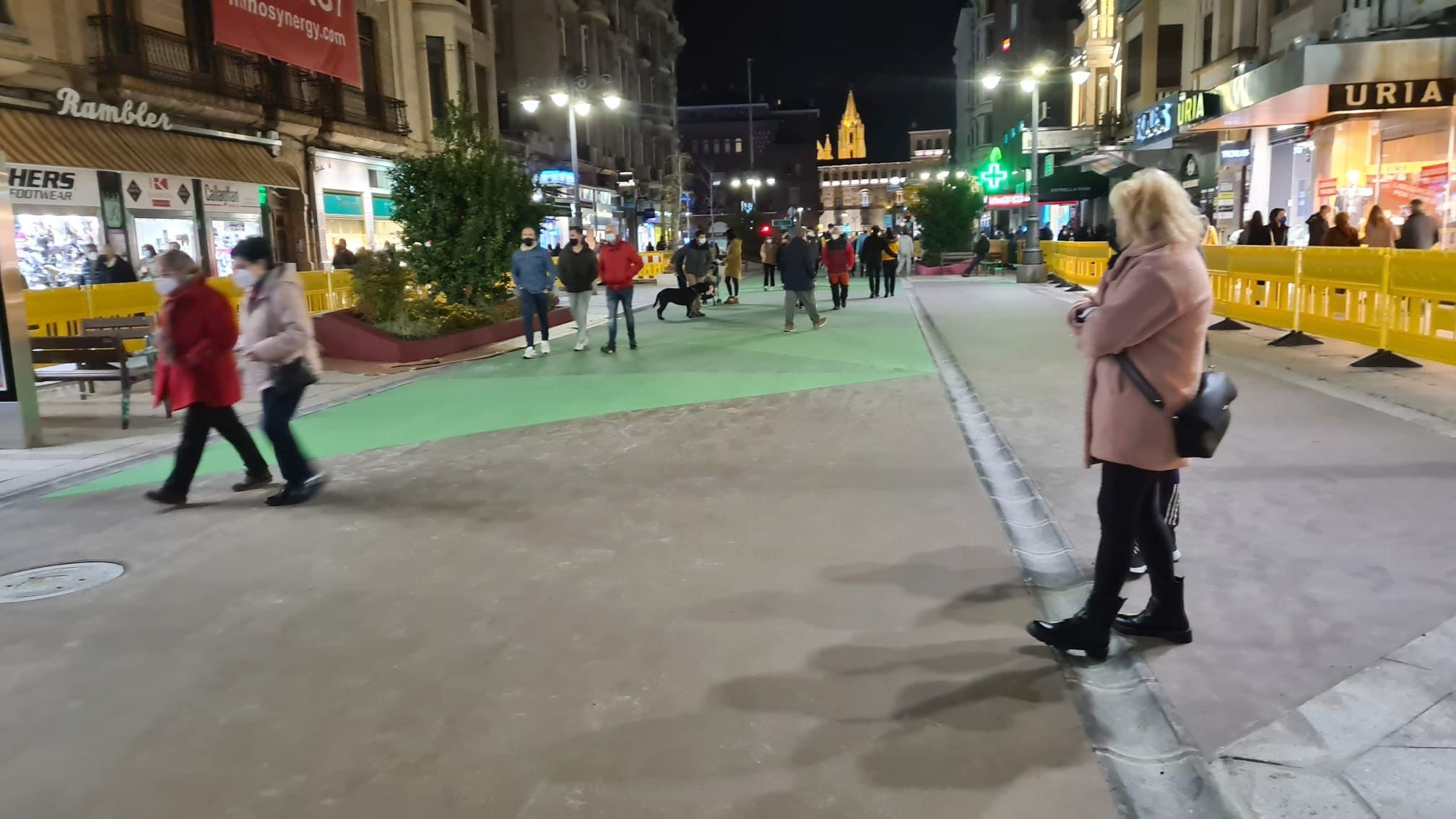 Los leoneses se lanzan por sorpresa a la conquista de Ordoño II y estrenan el nuevo vial peatonal. Decenas de personas 'conquistan' el centro de la calzada pese a que el diseño urbano y peatonal del mismo aún no se encuentra finalizado. 