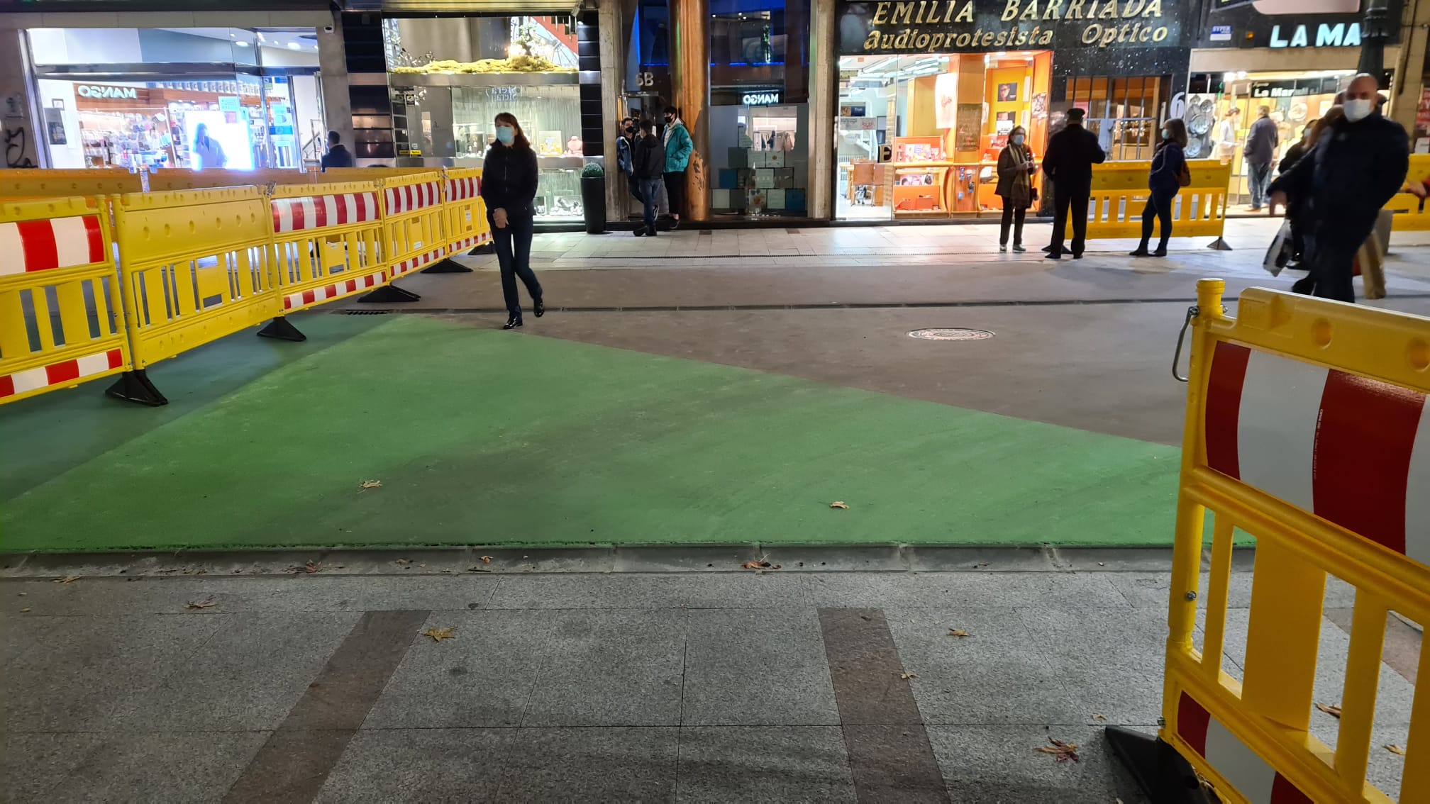 Los leoneses se lanzan por sorpresa a la conquista de Ordoño II y estrenan el nuevo vial peatonal. Decenas de personas 'conquistan' el centro de la calzada pese a que el diseño urbano y peatonal del mismo aún no se encuentra finalizado. 