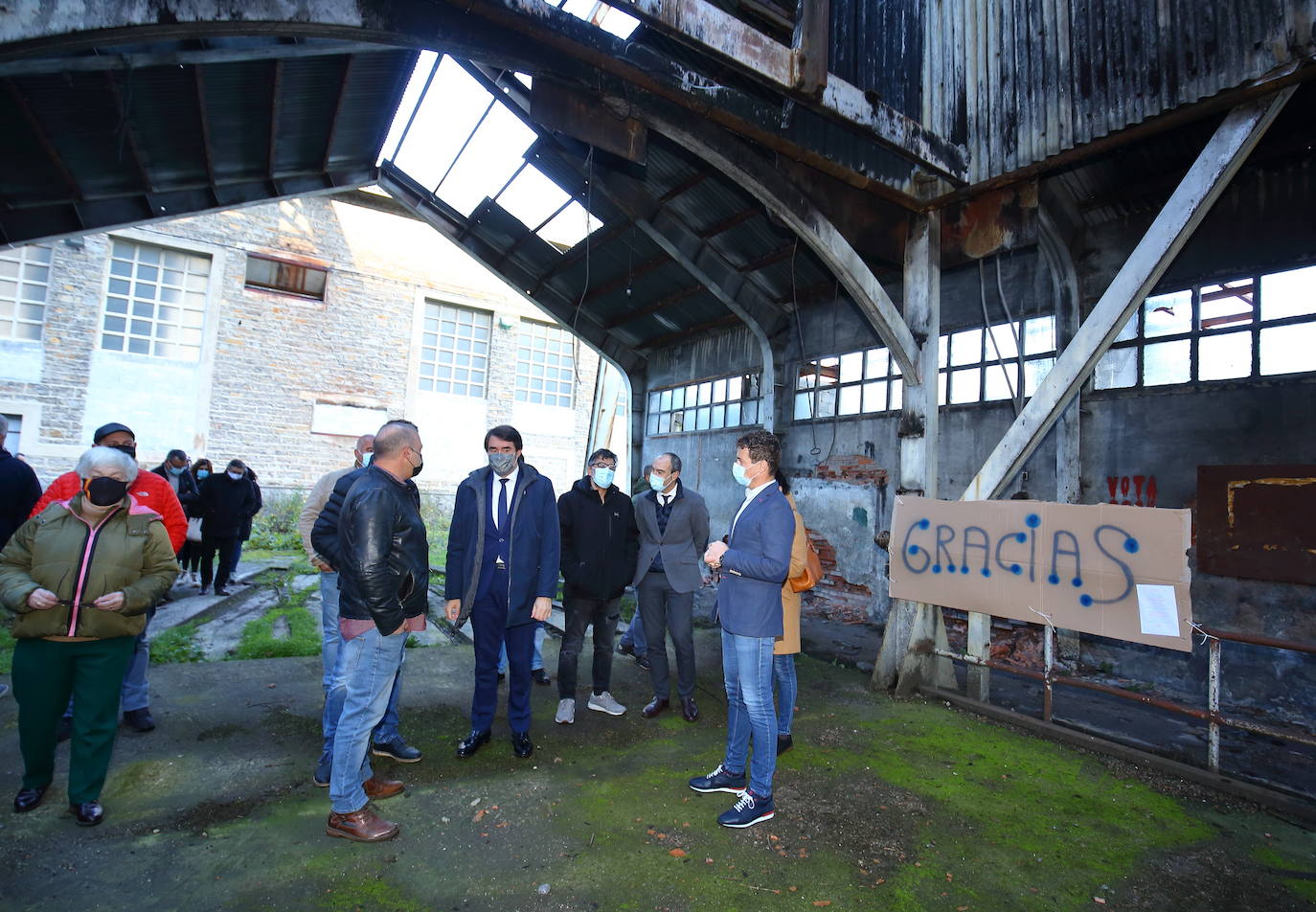 El consejero de Fomento y Medio Ambiente, Juan Carlos Suárez Quiñones, junto al alcalde de Villablino (León), Mario Rivas (D), durante la visita al pozo María en Caboalles de Abajo. 