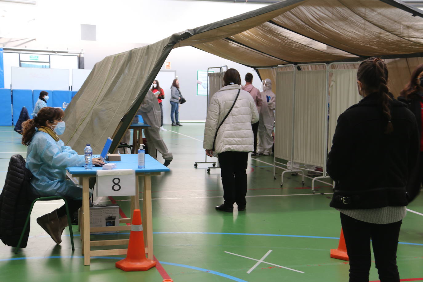 Miles de universitarios participan en el cribado masivo de la ULE en Vegazana.
