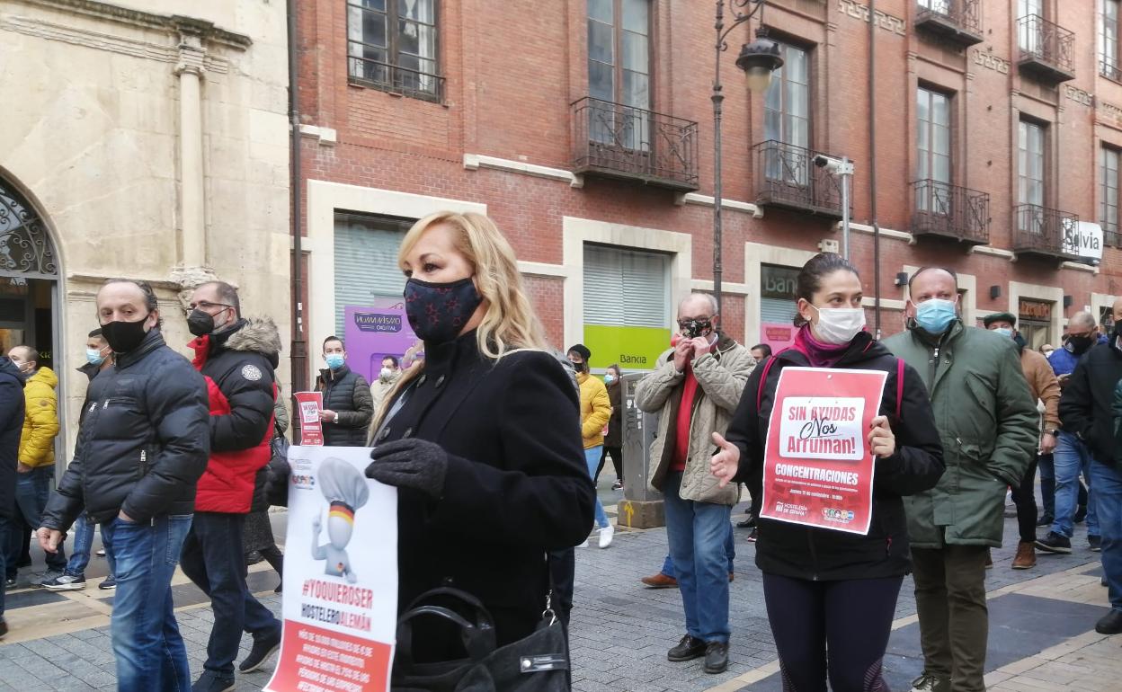 Manifestación de la Hostelería de León por la calle Ancha. 