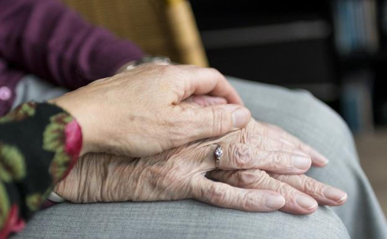 os ancianos están siendo los más afectados por la mortalidad de la enfermedad.