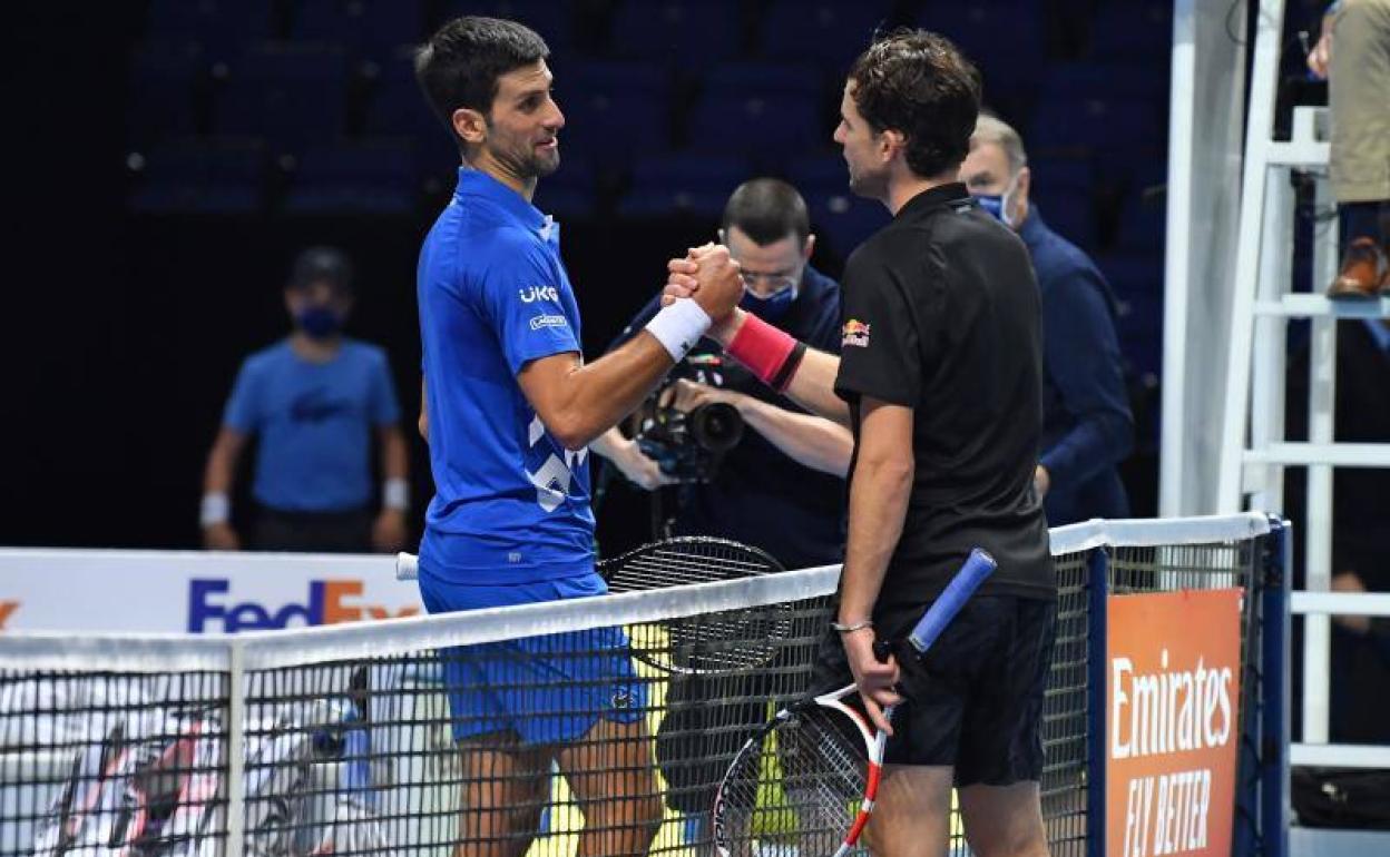 Thiem y Djokovic saludándose al finalizar el partido