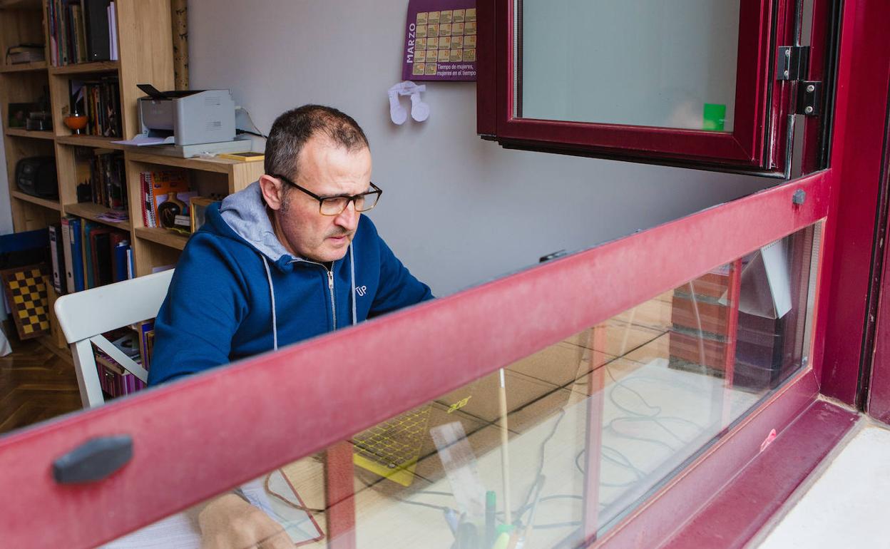 Javier, profesor de Enseñanza Media, trabaja desde su casa con sus alumnos.