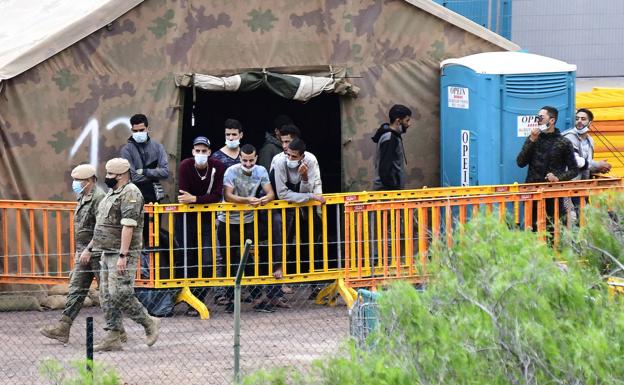 Inmigrantes en tiendas militares en el antiguo polvorín de Barranco Seco, que fue abierto el pasado miércoles. 