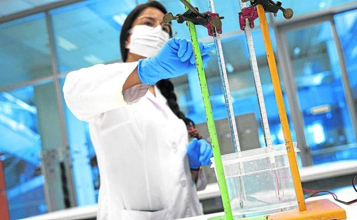 Una investigadora realiza una demostración de cómo obtener hidrógeno verde en un laboratorio chileno. 