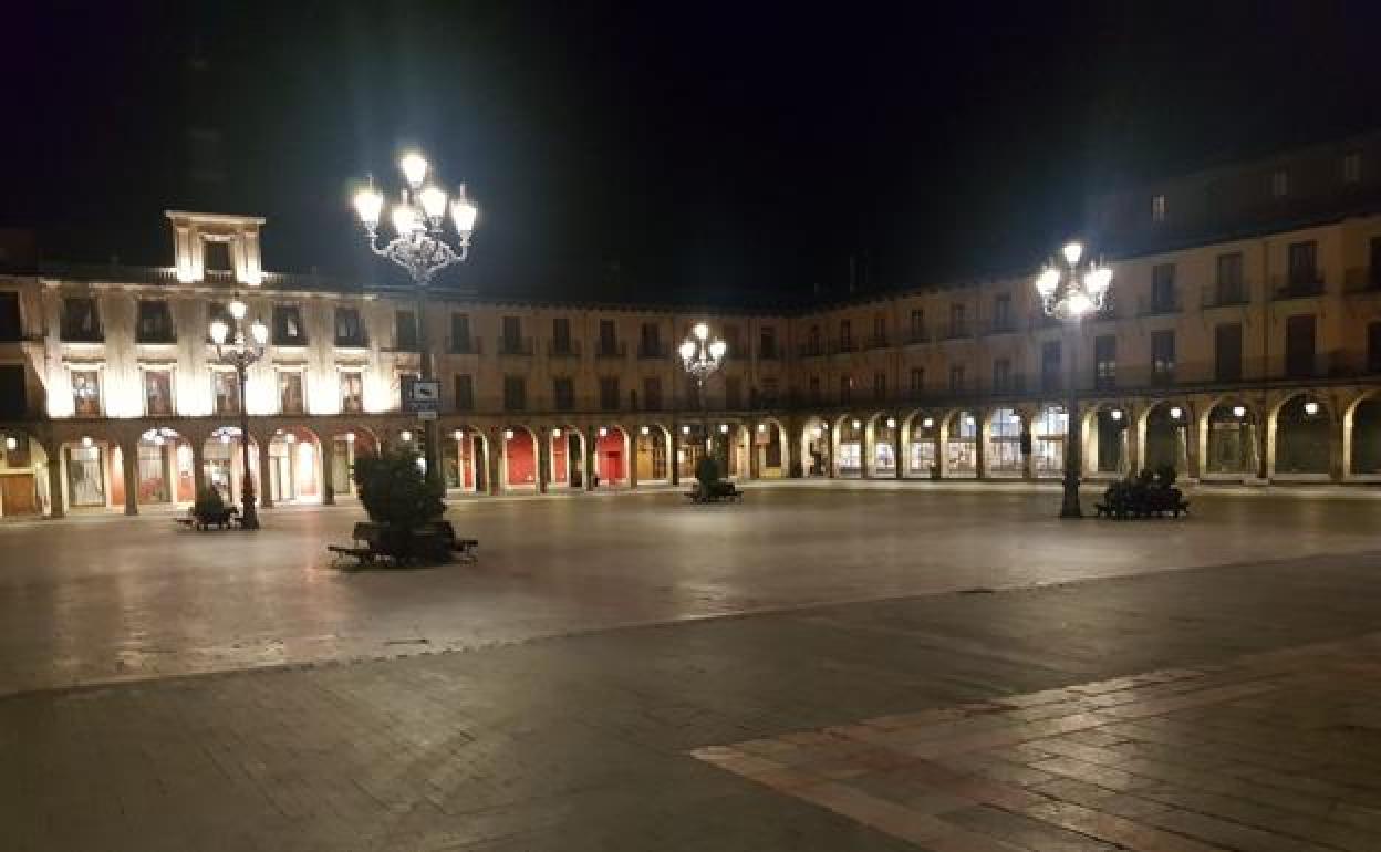 La Plaza Mayor de León, en una noche de toque de queda. 