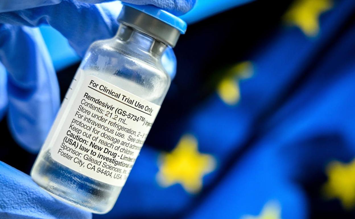 Un sanitario sostiene un ampolla de redemsivir.