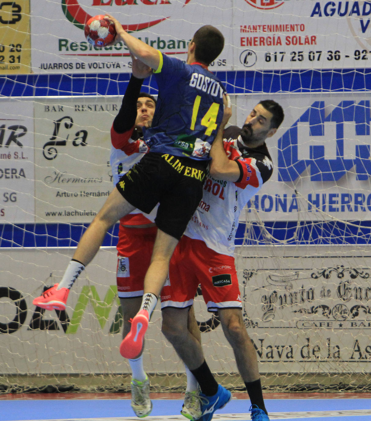 El conjunto leonés pasa por encima del Balonmano Nava en una nueva victoria.