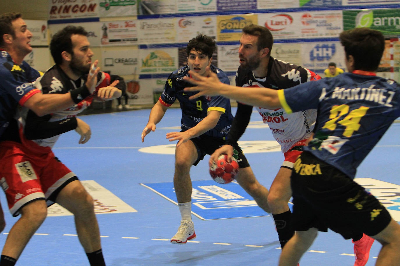 El conjunto leonés pasa por encima del Balonmano Nava en una nueva victoria.