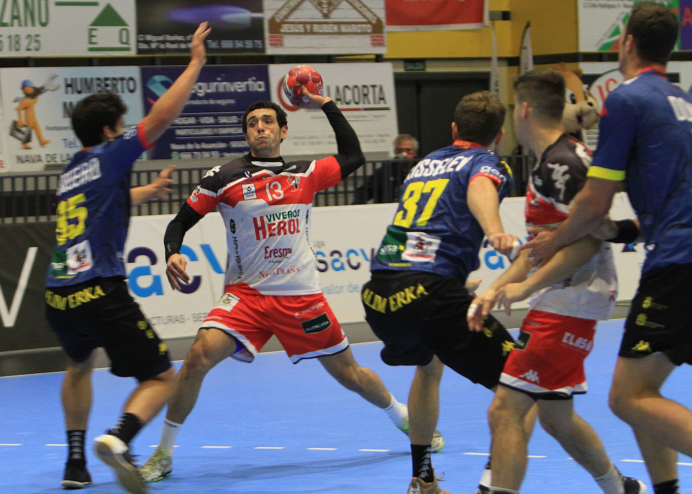El conjunto leonés pasa por encima del Balonmano Nava en una nueva victoria.