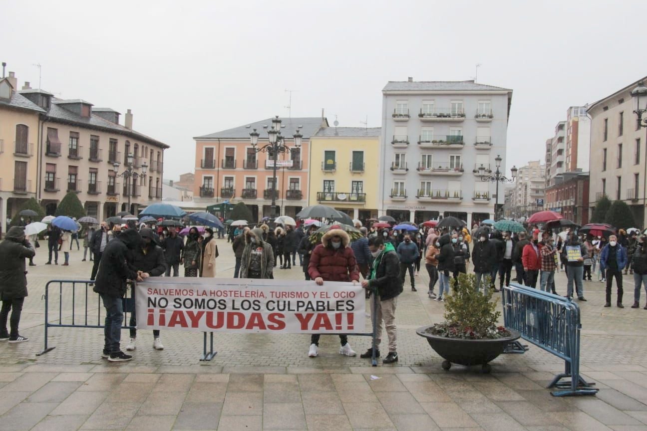 La Confederación Regional de Hostelería mantiene hoy una entrevista con el gobierno regional que espera sea «un punto de inflexión» para abordar «la salvación del sector». En las imágenes, concentración realizada este fin de semana en Ponferrada en defensa de la hostelería.