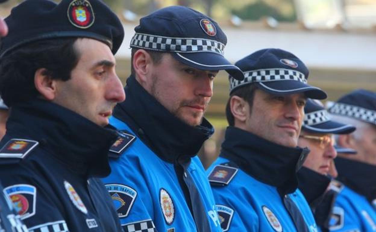 Un grupo de agentes recibe un reconocimiento a su labor policial.