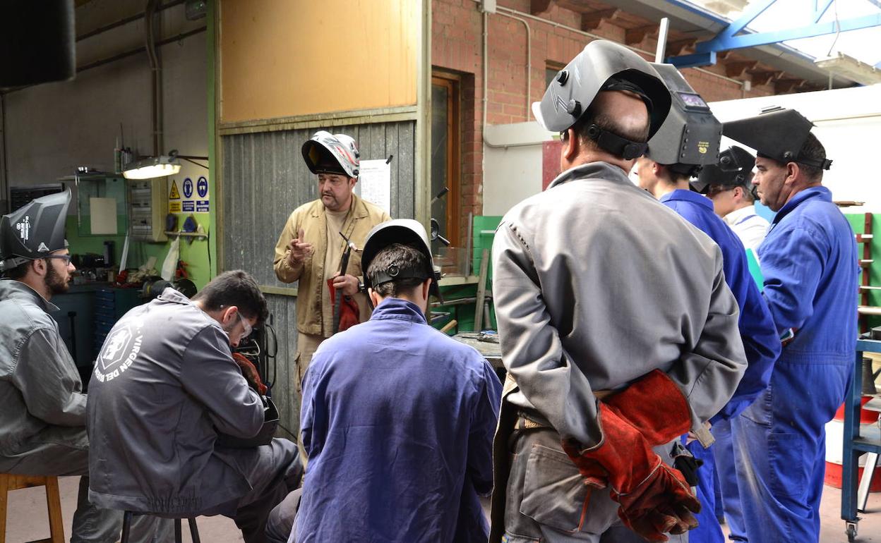 El objetivo de estas jornadas es acercar a los alumnos leoneses el quehacer diario de los profesionales de los oficios artísticos y tradicionales.