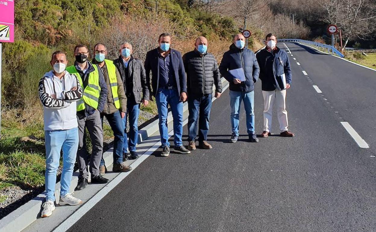 Imagen de los encargados de la obra en la carretera reparada.