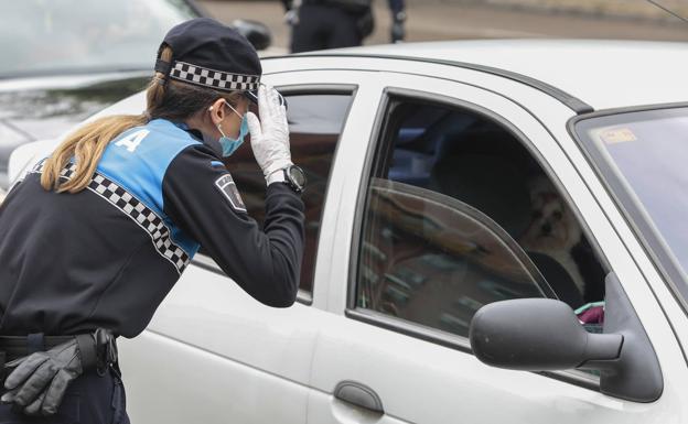 La Policía Local sanciona a un bar por tener veladores, una barra y sombrillas colocadas en la calle