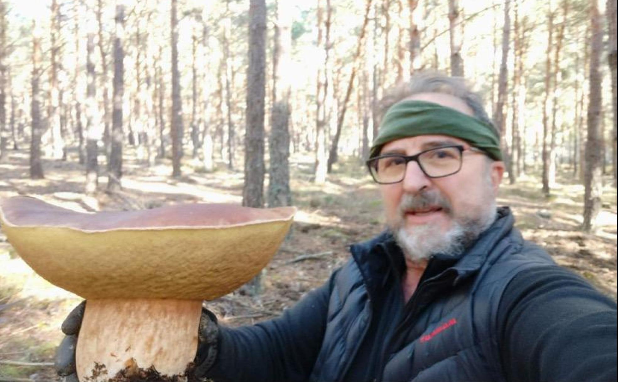 El cocinero maragato Jesús Prieto junto un boletus pinulus de más de 4 kilos de peso.