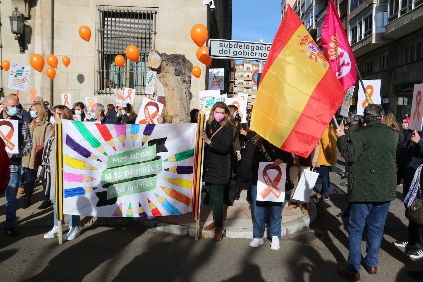 Centenares de personas se sumana la plantaforma 'Mas plurales' para exigir que no se desarrolle esta nueva ley educativa.