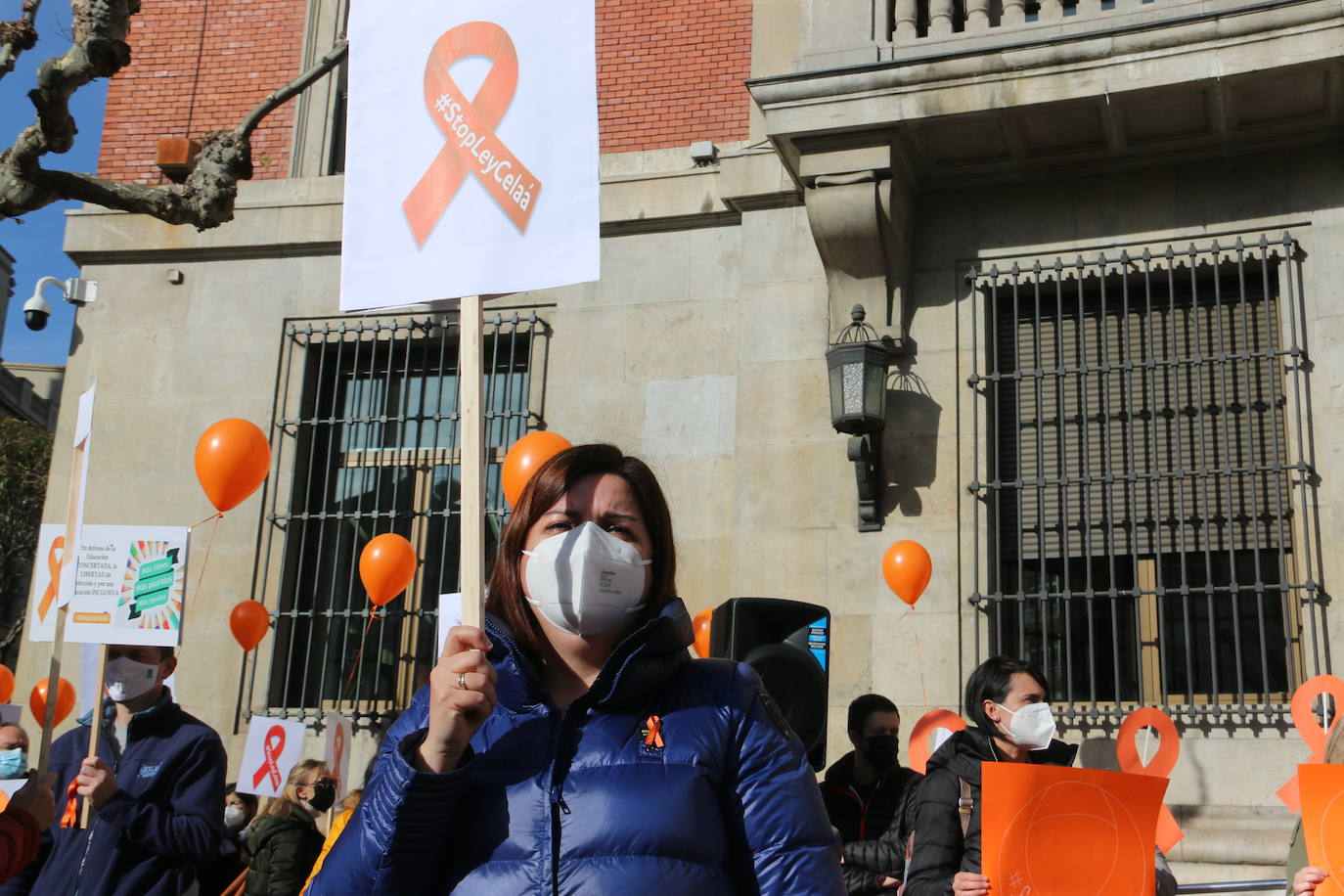 Centenares de personas se sumana la plantaforma 'Mas plurales' para exigir que no se desarrolle esta nueva ley educativa.