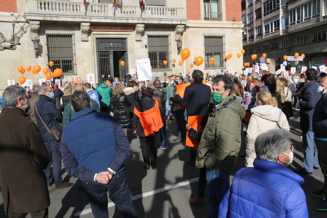 Centenares de personas se sumana la plantaforma 'Mas plurales' para exigir que no se desarrolle esta nueva ley educativa.