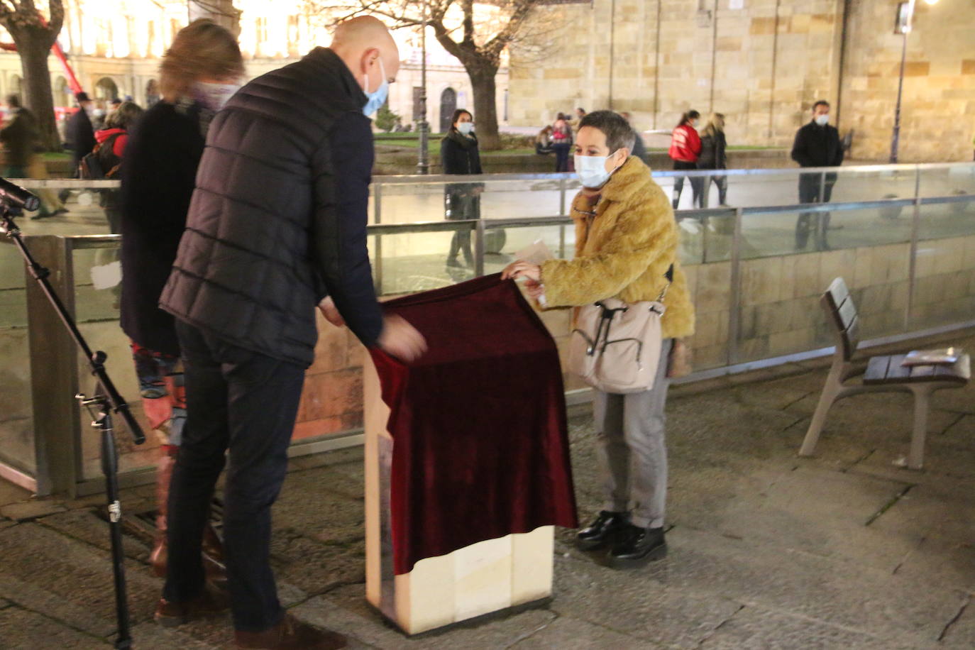 La plataforma inaugura un monolito en la plaza de Botines para recordar sus 15 años en la sociedad leonesa.