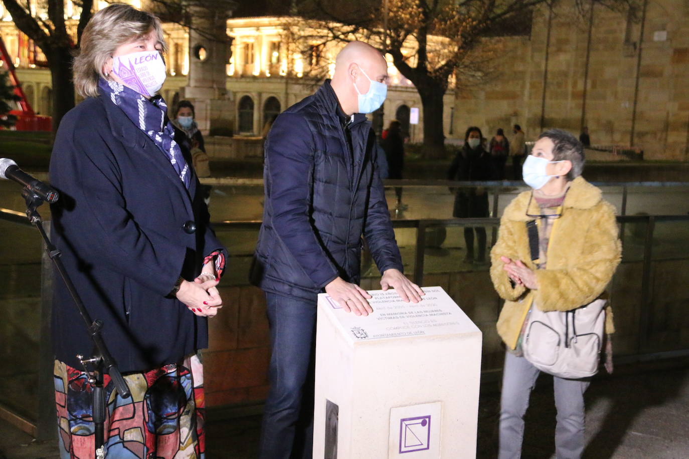 La plataforma inaugura un monolito en la plaza de Botines para recordar sus 15 años en la sociedad leonesa.