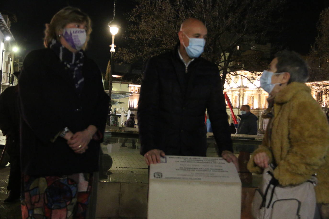 La plataforma inaugura un monolito en la plaza de Botines para recordar sus 15 años en la sociedad leonesa.