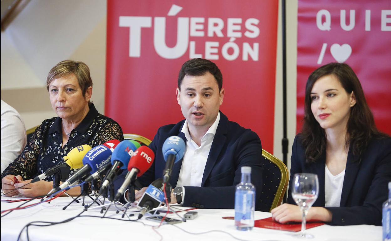 Carmen Morán (I), junto al secretario general del PSOE en León, Javier Alfonso Cendón.