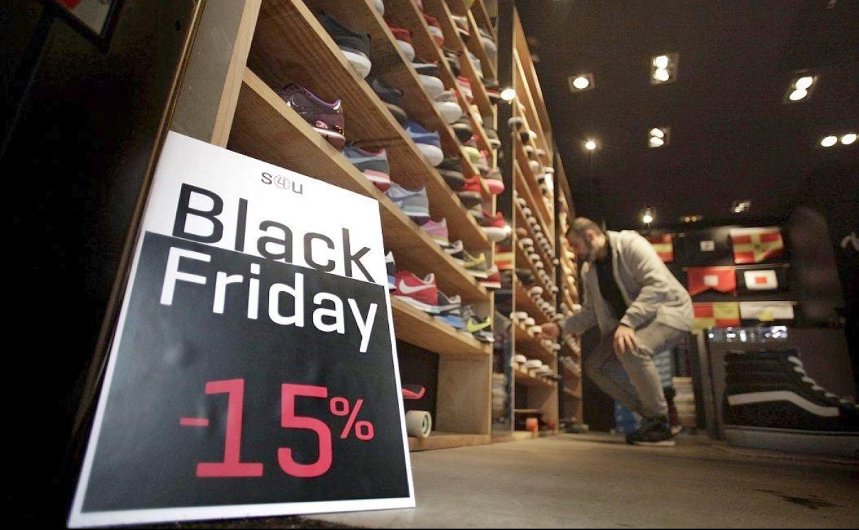 Imagen de un comercio anunciando descuentos en el Black Friday. 