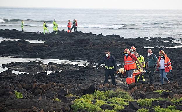 Rescate del último de lo fallecidos al volcar una patera en Lanzarote.