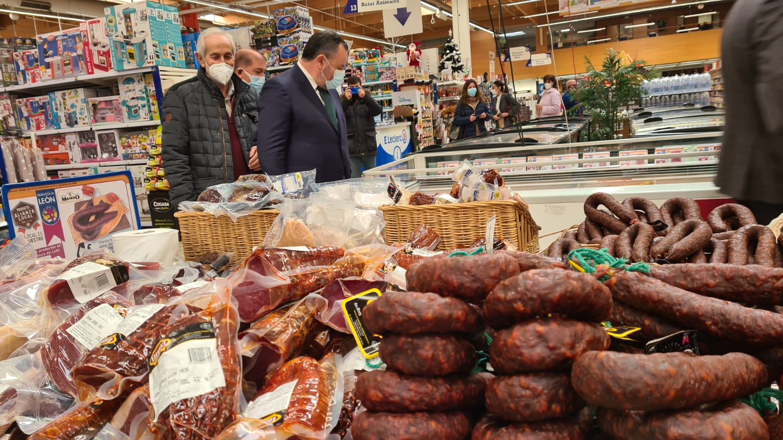 El hipermercado, de la mano de la Diputación, promociona todos estos productos de la tierra.