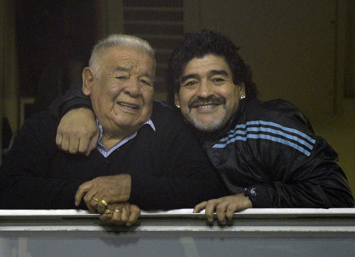 Maradona, ex legendario futbolista argentono, posa con su padre, "Don Diego,en La Bombonera (2012).