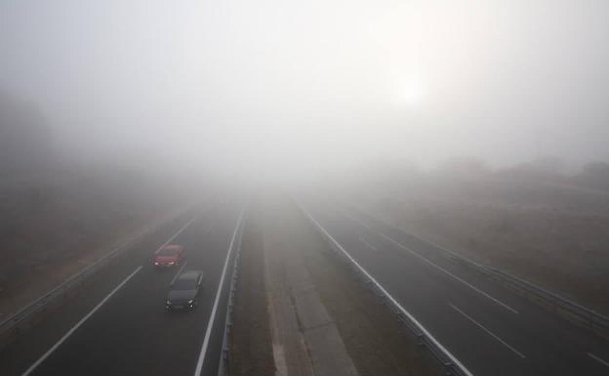 Niebla en una carretera leonesa. 