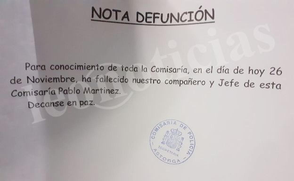 Pablo Martínez se mantiene en una situación médica comprometida pero vivo y estable; inicialmente las comisarías de Astorga -en la imagen el comunicado del tablón de anunios- y Gijón confirmaron su fallecimiento.