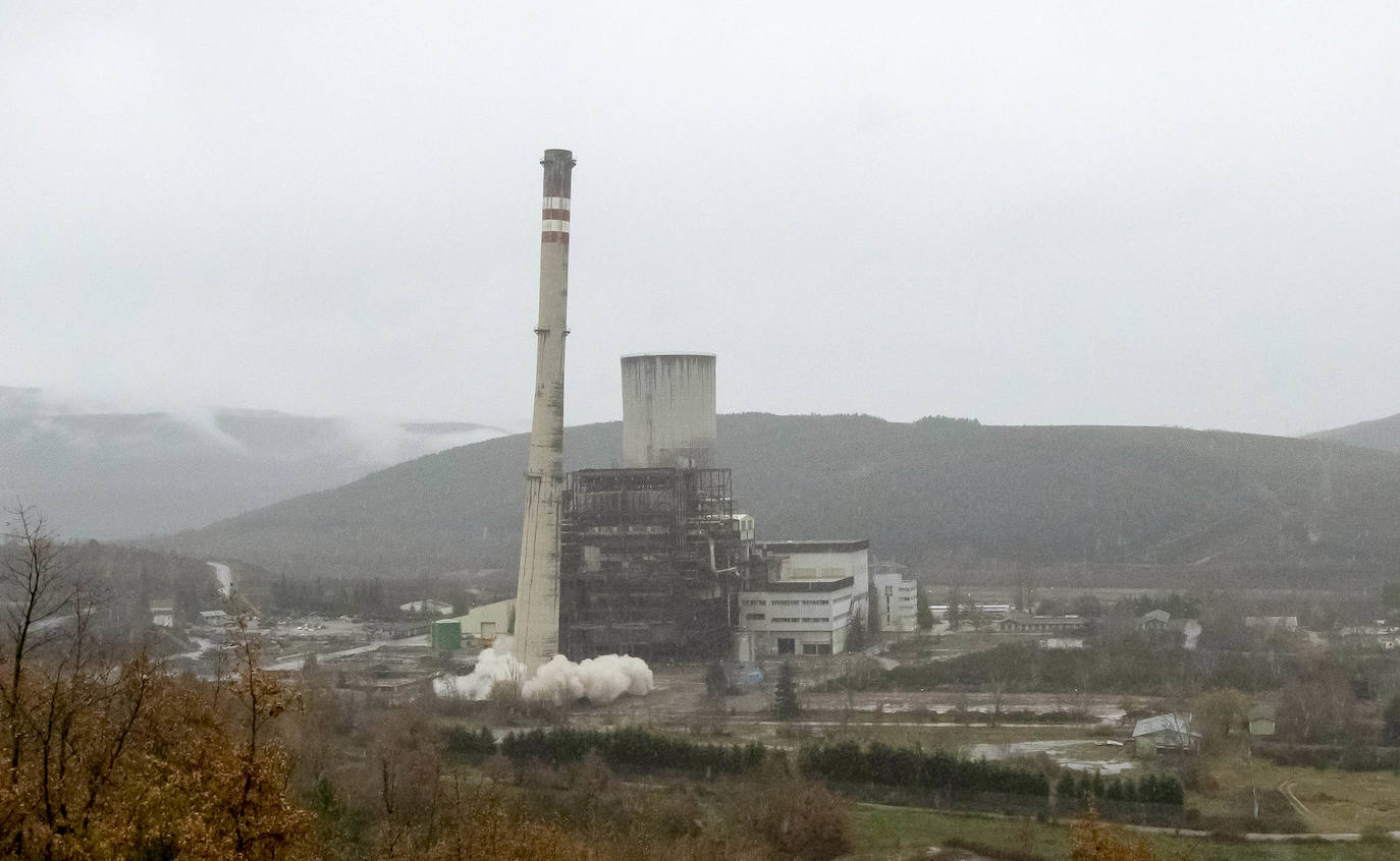 Las imágenes de la voladura de la chimenea tomadas desde el interior de la que fuera central térmica de Anllares del Sil ejemplifican la caída de un sector y su desaparición de una comarca que enriqueció de las manos del carbón. 