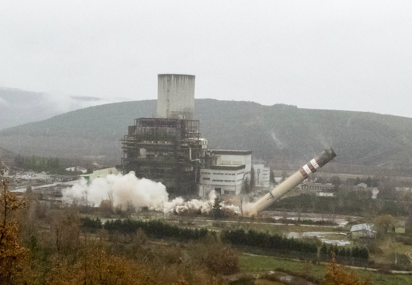 Las imágenes de la voladura de la chimenea tomadas desde el interior de la que fuera central térmica de Anllares del Sil ejemplifican la caída de un sector y su desaparición de una comarca que enriqueció de las manos del carbón. 