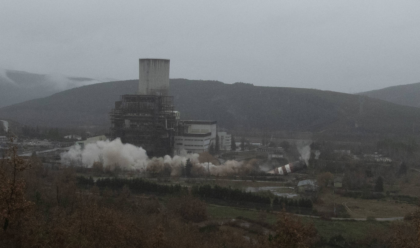 Las imágenes de la voladura de la chimenea tomadas desde el interior de la que fuera central térmica de Anllares del Sil ejemplifican la caída de un sector y su desaparición de una comarca que enriqueció de las manos del carbón. 