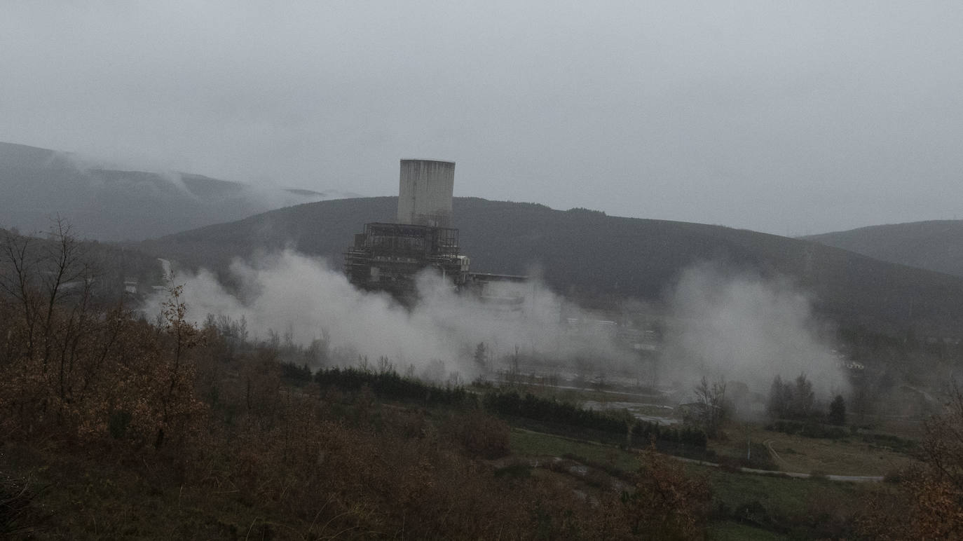 Las imágenes de la voladura de la chimenea tomadas desde el interior de la que fuera central térmica de Anllares del Sil ejemplifican la caída de un sector y su desaparición de una comarca que enriqueció de las manos del carbón. 